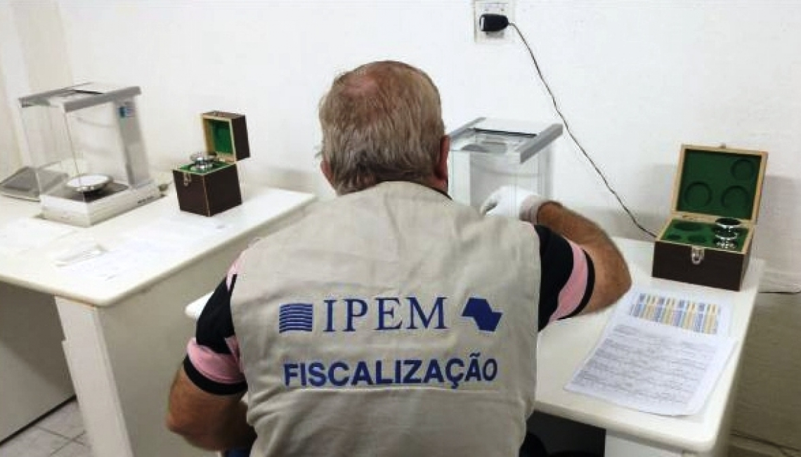 Ipem-SP verifica pesos padrão para indústria e oficinas de manutenção de balanças na zona norte da capital 