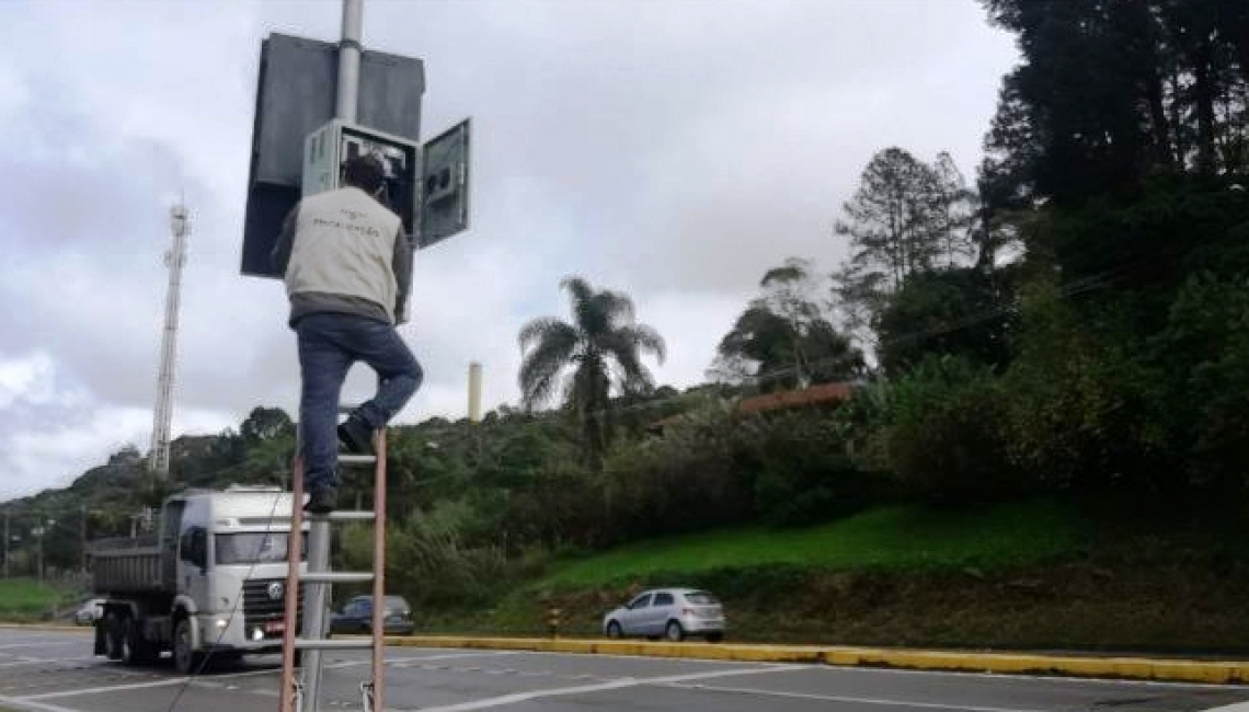 Ipem-SP verifica radares na rodovia Dom Paulo Rolim Loureiro, em Mogi das Cruzes
