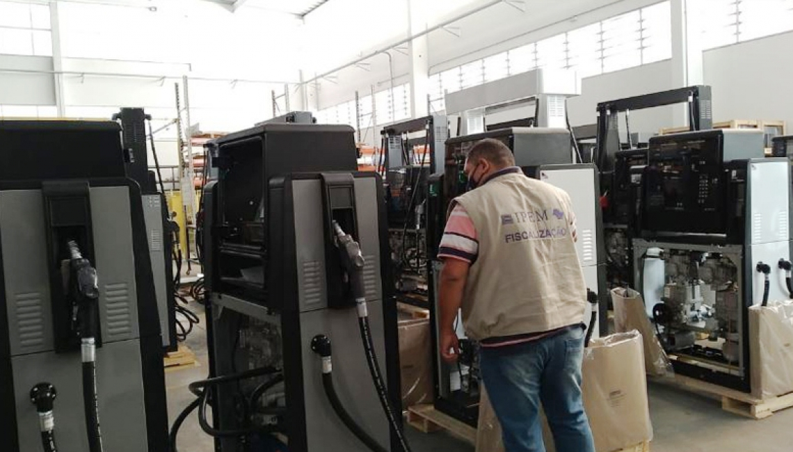 Ipem-SP verifica bombas medidoras de combustíveis no fabricante em Arujá  