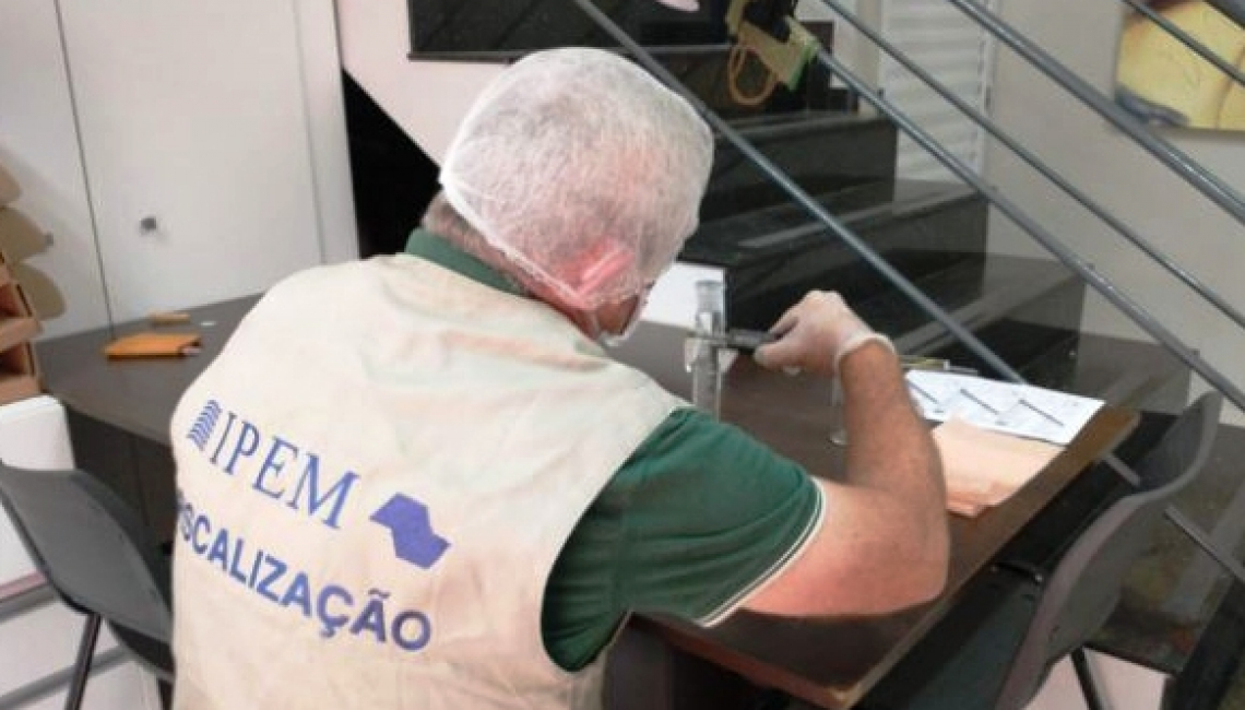Ipem-SP verifica provetas utilizadas em postos de combustíveis no fabricante em Mogi das Cruzes 