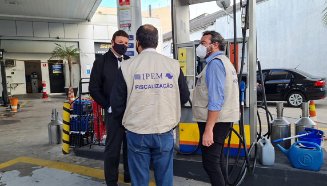 Ipem-SP fiscaliza postos de combustíveis na capital e encontra irregularidades