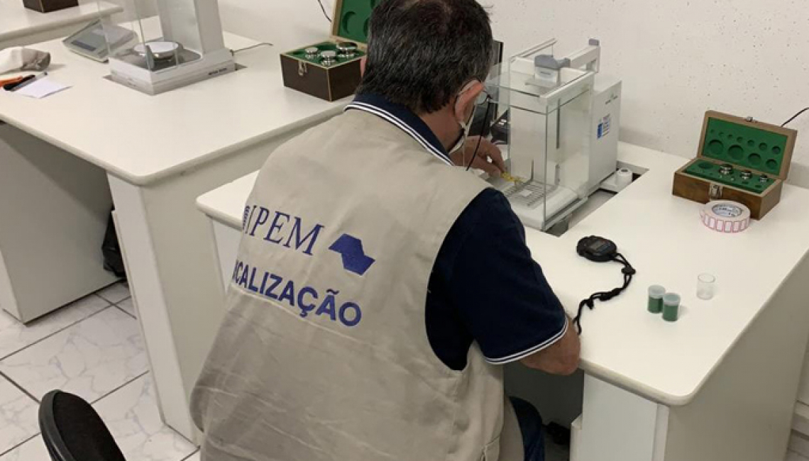 Ipem-SP verifica pesos padrão para indústria e oficinas de manutenção de balanças na zona norte da capital 