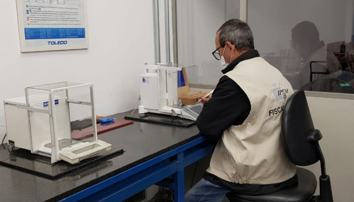 Ipem-SP verifica pesos padrão para indústria e oficinas de manutenção, em São Bernardo do Campo   