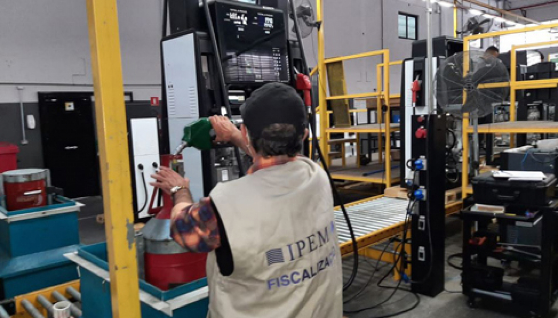 Ipem-SP verifica bombas medidoras de combustíveis no fabricante em Arujá  
