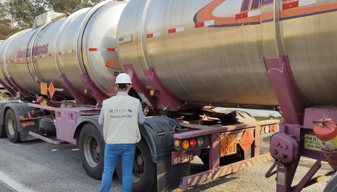 Ipem-SP fiscaliza veículos-tanque e cronotacógrafos na Rodovia Castelo Branco, em Araçariguama