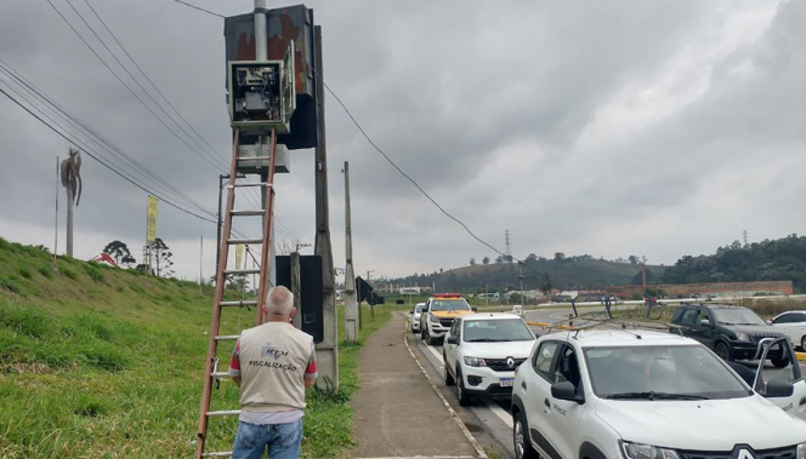Ipem-SP verifica radar na rodovia Dom Paulo Rolim Loureiro, em Mogi das Cruzes 