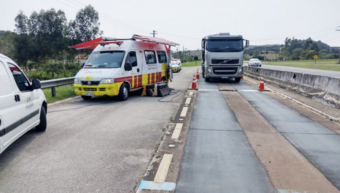 Ipem-SP verifica balança dinâmica na rodovia SP 127, em São Miguel Arcanjo