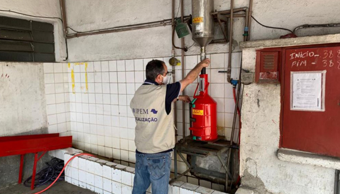 Ipem-SP verifica medidores de volume utilizados em postos de combustíveis no fabricante em Guarulhos 