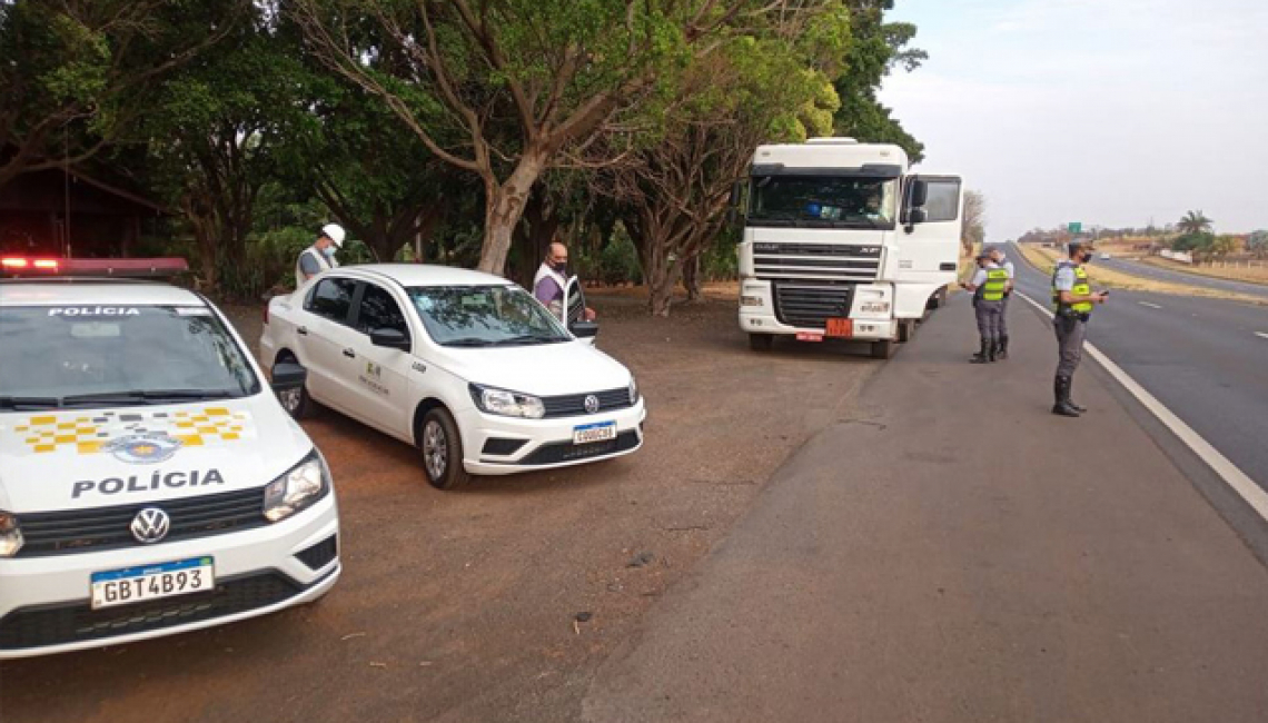 Ipem-SP fiscaliza veículos-tanque e cronotacógrafos na Rodovia Euclides da Cunha, em Jales