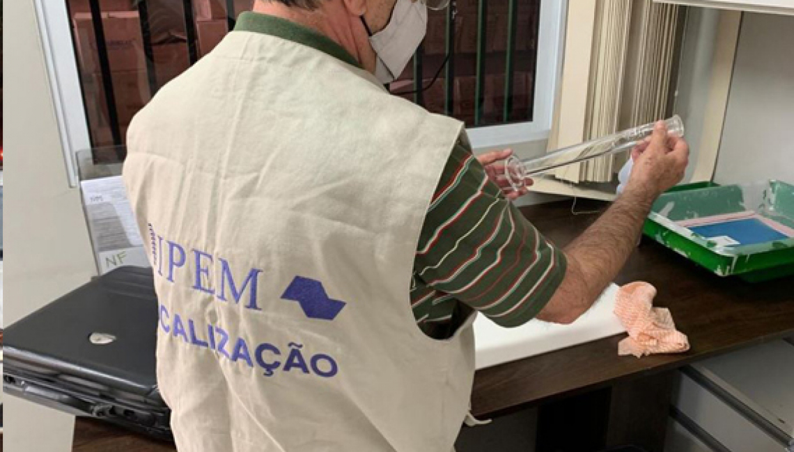 Ipem-SP verifica provetas utilizadas em postos de combustíveis no fabricante em Mogi das Cruzes