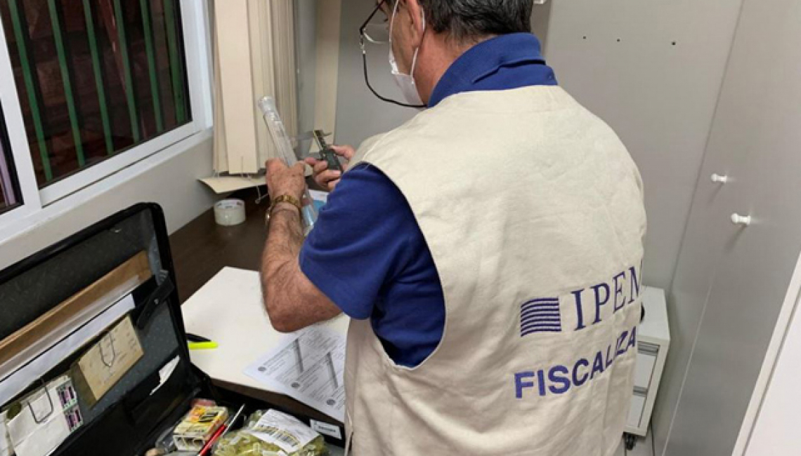 Ipem-SP verifica provetas utilizadas em postos de combustíveis no fabricante em Mogi das Cruzes