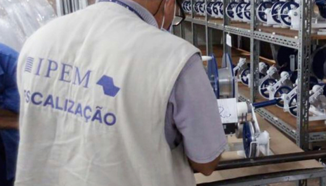 Ipem-SP verifica medidores de fios e cabos elétricos no fabricante em Guarulhos