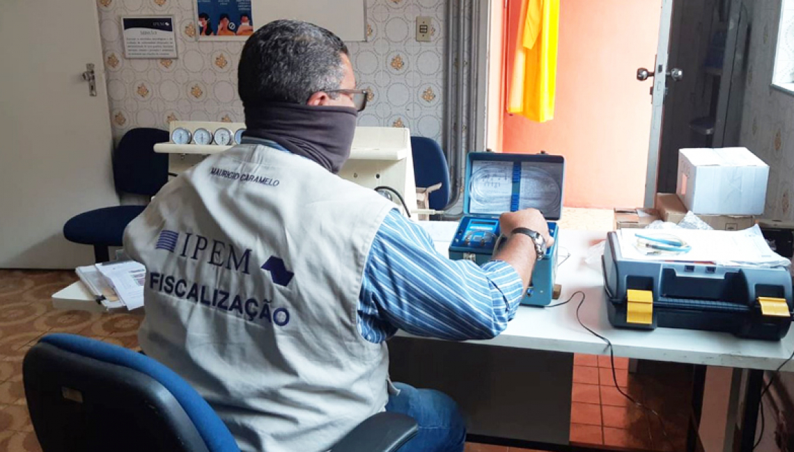 Ipem-SP verifica aparelhos de medir pressão arterial utilizados pela Santa Helena Assistência Médica, em São Bernardo do Campo 