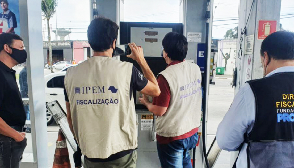 Força-tarefa “Combustível Limpo” do Governo de SP, com a participação do Ipem-SP, detecta irregularidades em postos de combustíveis no Guarujá 