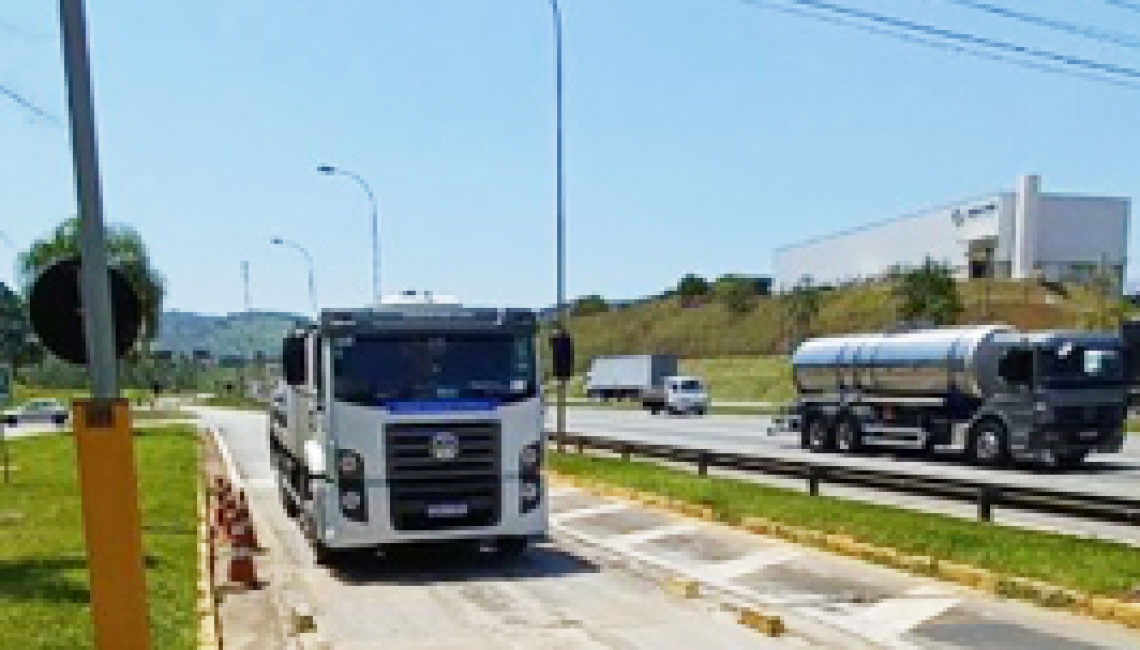 Ipem-SP verifica balança dinâmica na rodovia SP 280, em Santana de Parnaíba
