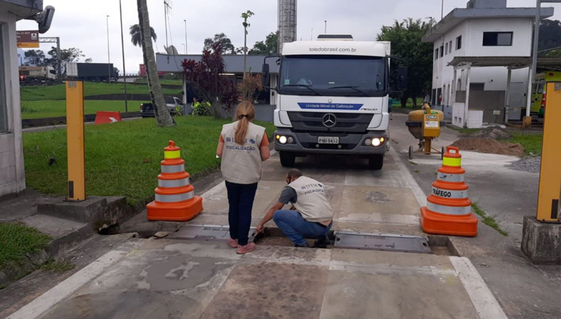 Ipem-SP verifica balanças dinâmicas nas rodovias SP 160 e SP 055, em São Vicente e Cubatão