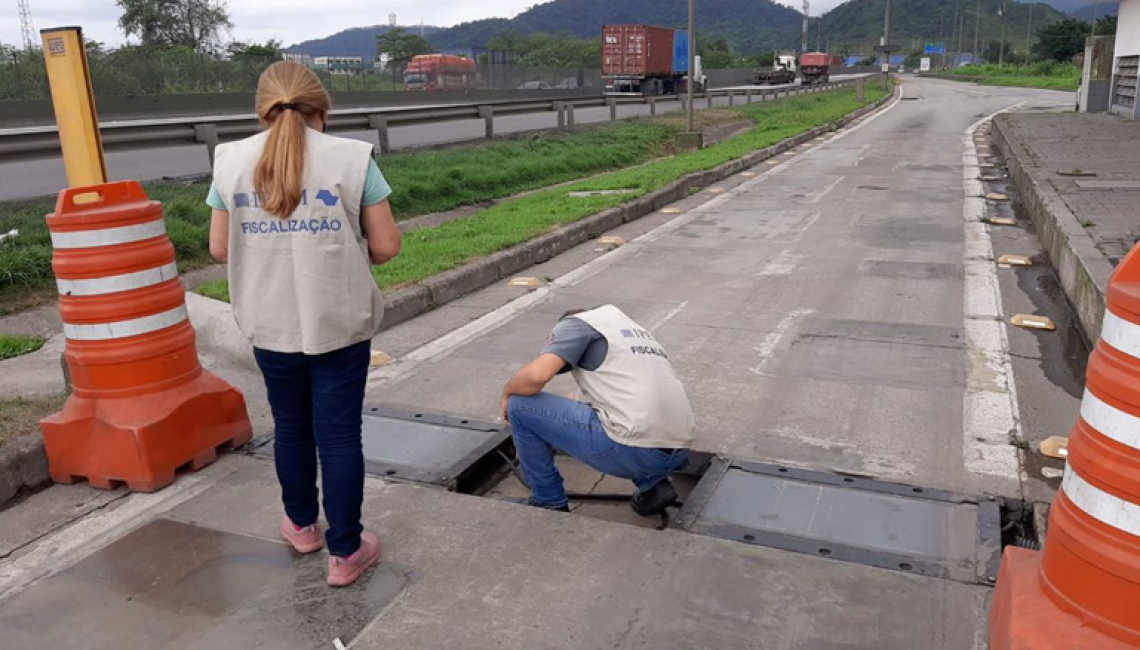 Ipem-SP verifica balança dinâmica na rodovia SP 055, em Cubatão