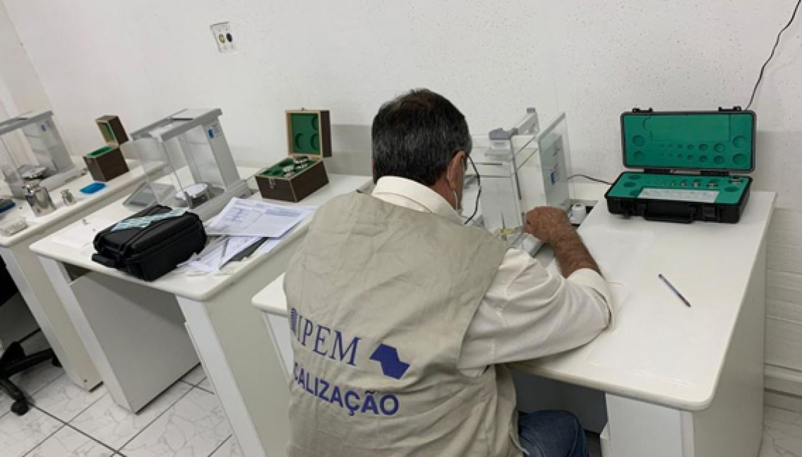 Ipem-SP verifica pesos padrão para indústria e oficinas de manutenção de balanças, em São Bernardo do Campo