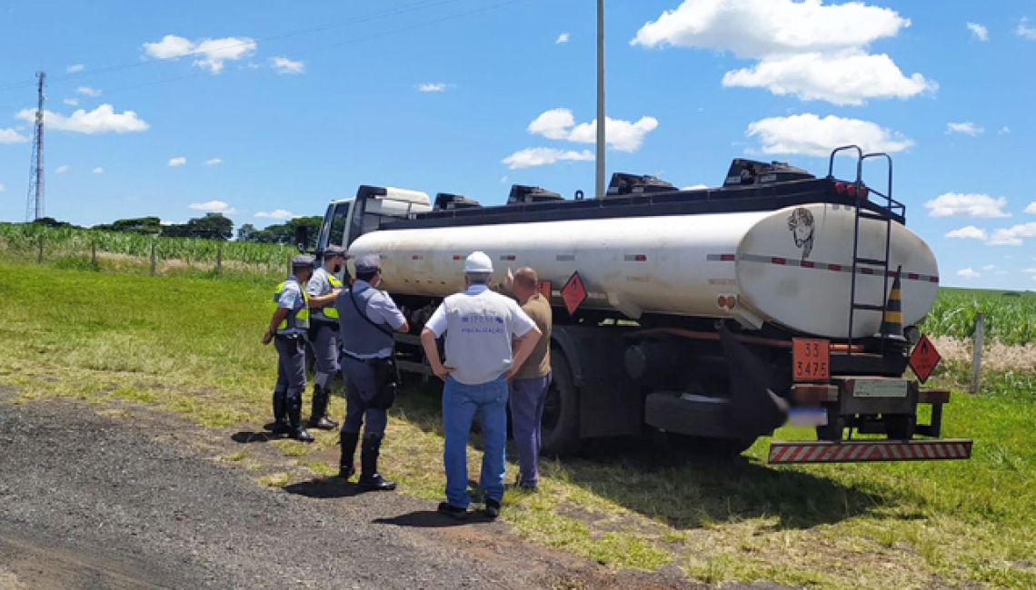 Ipem-SP fiscaliza veículos-tanque e cronotacógrafos na rodovia SP 334, em Brodowski