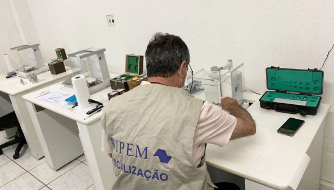 Ipem-SP verifica pesos padrão para indústria e oficinas de manutenção de balanças na zona norte da capital 