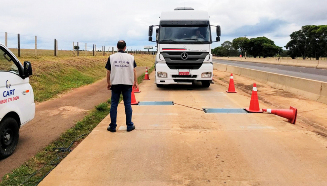 Ipem-SP verifica balança dinâmica na rodovia SP 270, em Caiuá