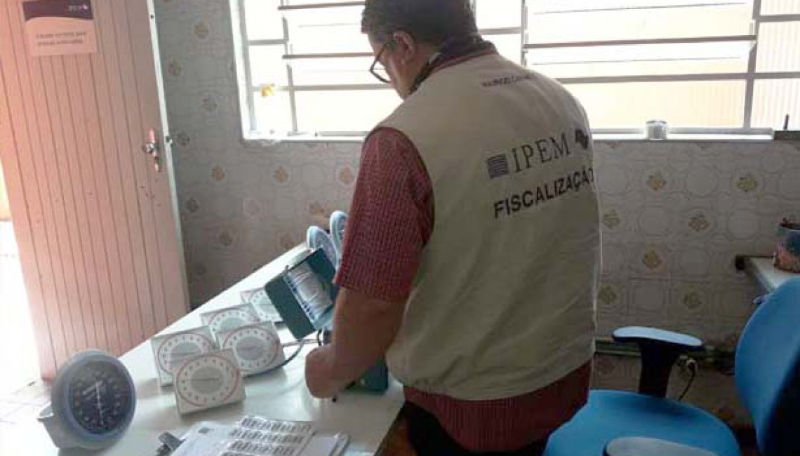 Ipem-SP verifica aparelhos de medir pressão arterial utilizados pelo Hospital Rede D'Or em Ribeirão Pires 