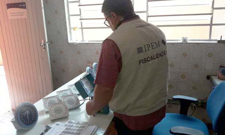 Ipem-SP verifica aparelhos de medir pressão arterial utilizados pelo Hospital Rede D'Or em Ribeirão Pires 