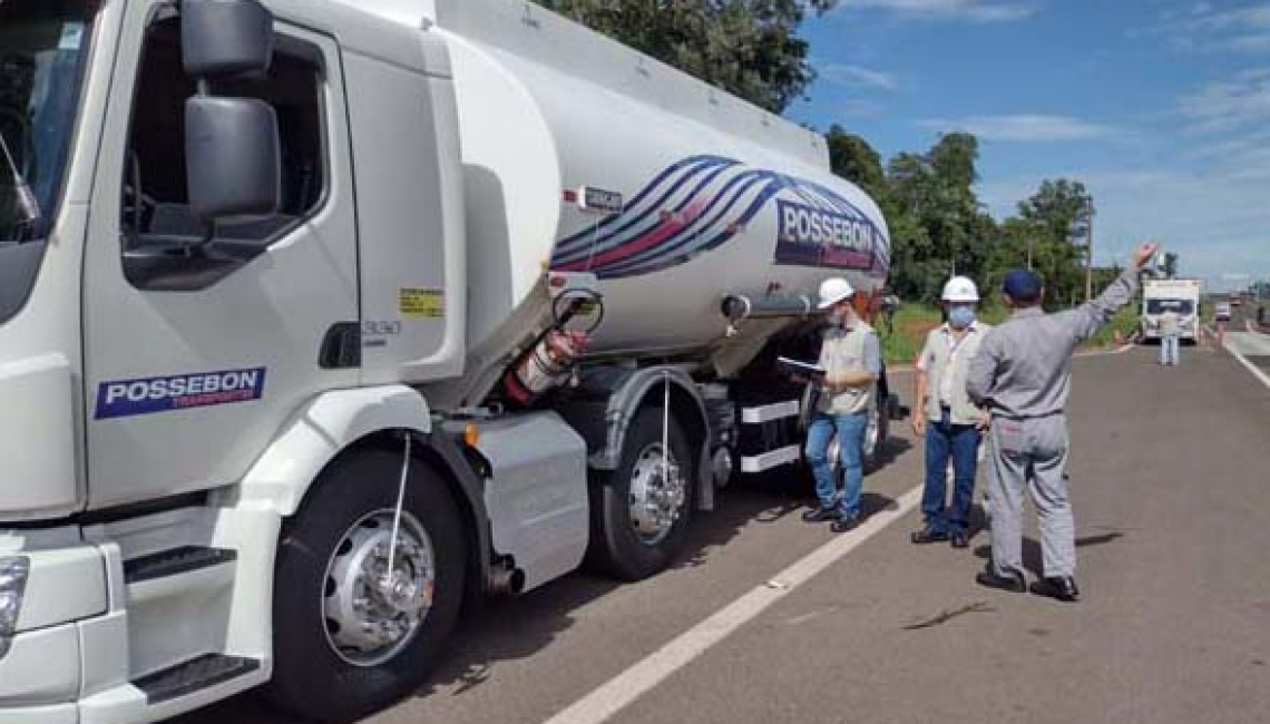 Ipem-SP fiscaliza veículos-tanque e cronotacógrafos na rodovia SP 225, em Pederneiras