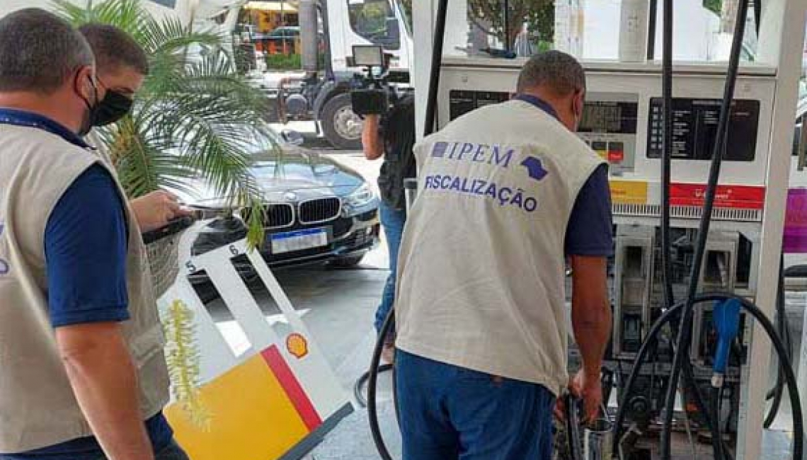 Ipem-SP participa de fiscalização em posto de combustíveis na zona oeste da capital
