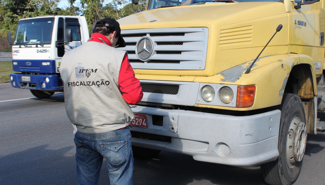 Ipem-SP fiscaliza veículos-tanque na rodovia SP 225, em Piratininga