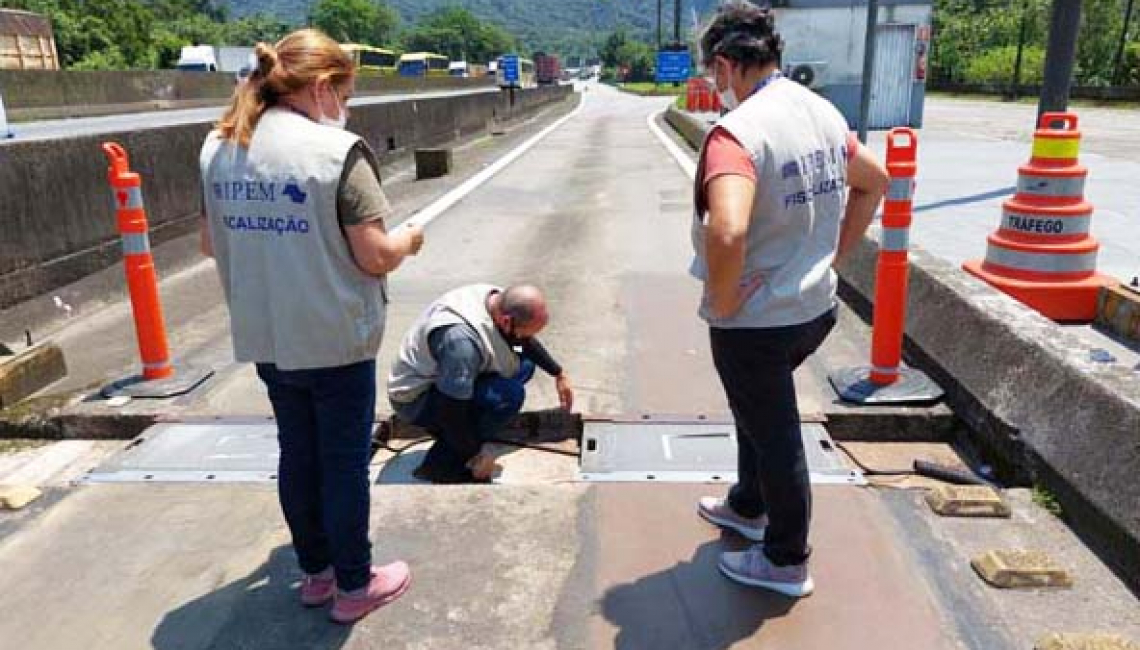 Ipem-SP verifica balança dinâmica na rodovia SP 150, em Cubatão