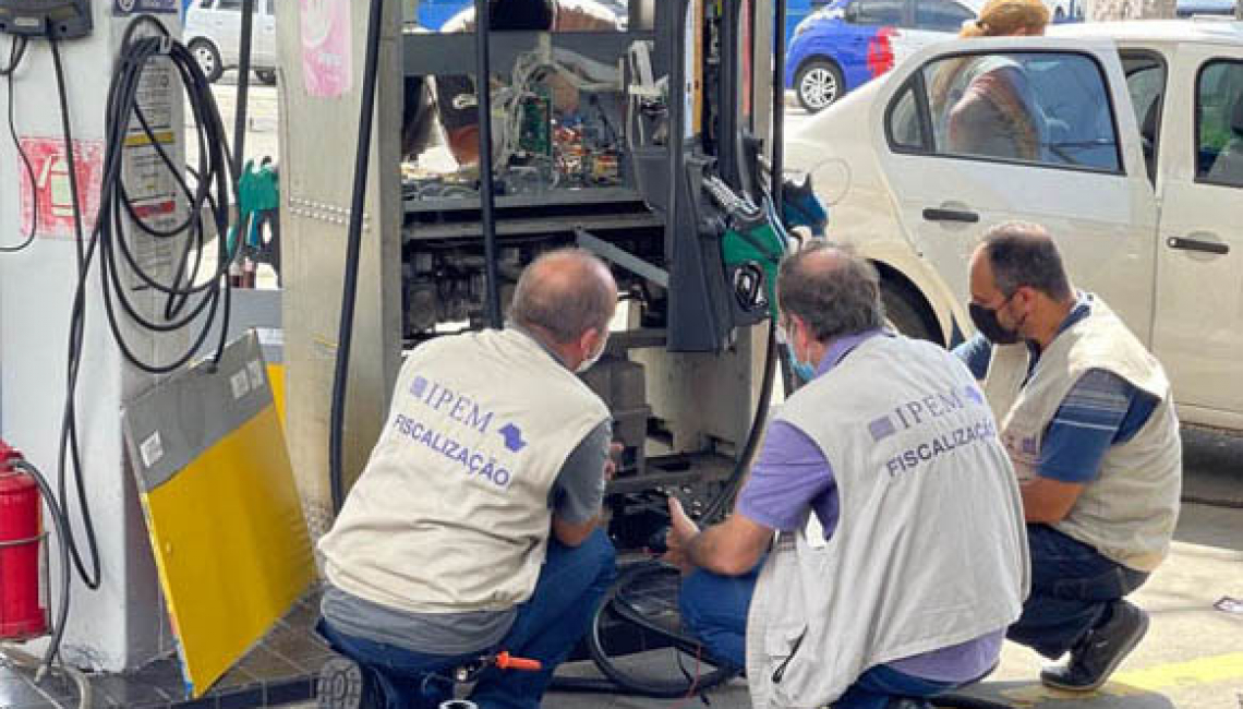 Em Praia Grande, Ipem-SP encontra irregularidades em posto de combustível durante força-tarefa “Combustível Limpo” do Governo de SP 