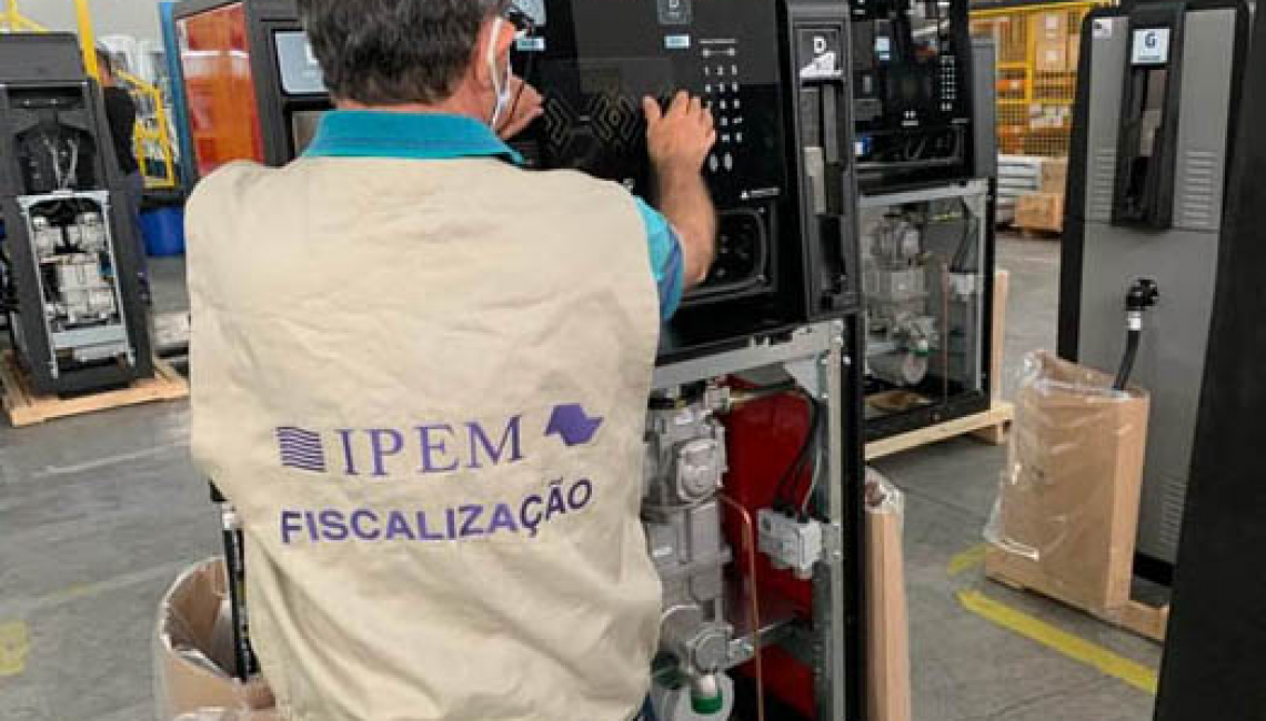 Ipem-SP verifica bombas medidoras de combustíveis no fabricante em Arujá  