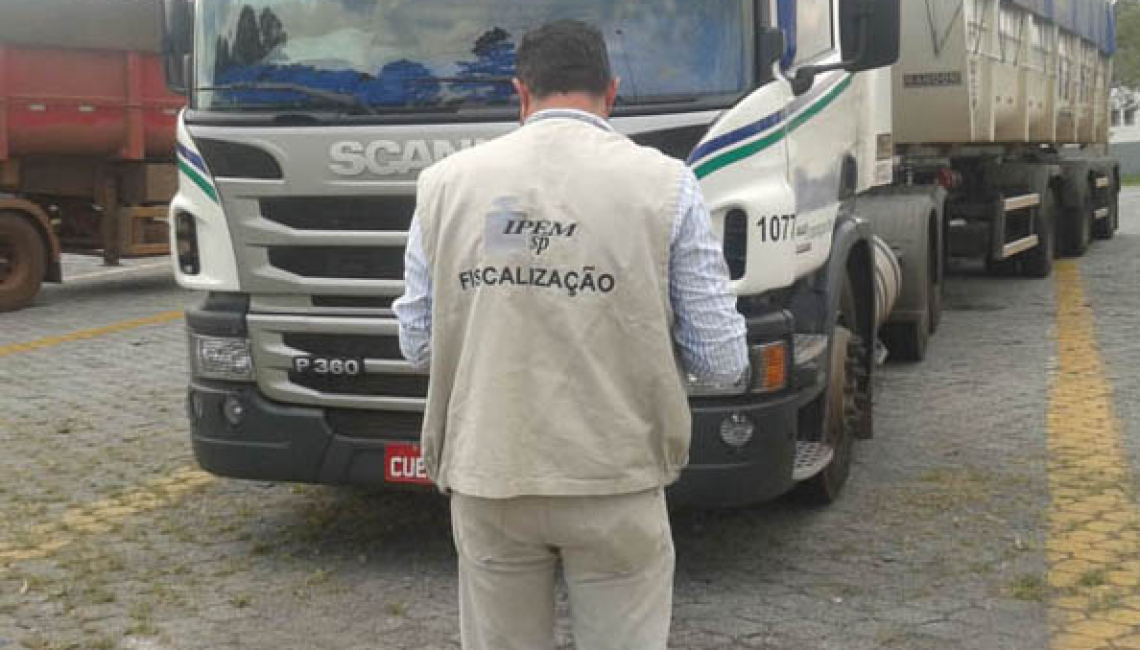 Ipem-SP fiscaliza veículos-tanque na rodovia Cezário José de Castilho, em Arealva