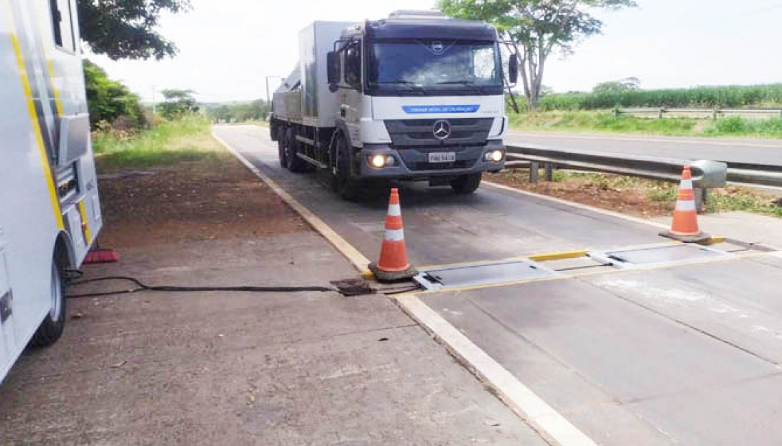 Ipem-SP verifica balança dinâmica na rodovia SP 322, em Monte Azul Paulista
