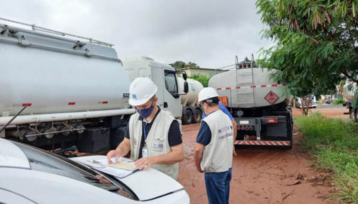 Ipem-SP fiscaliza veículos-tanque e cronotacógrafos em Bauru