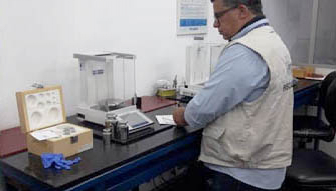 Ipem-SP verifica pesos padrão para indústria e oficinas de manutenção de balanças, em São Bernardo do Campo 