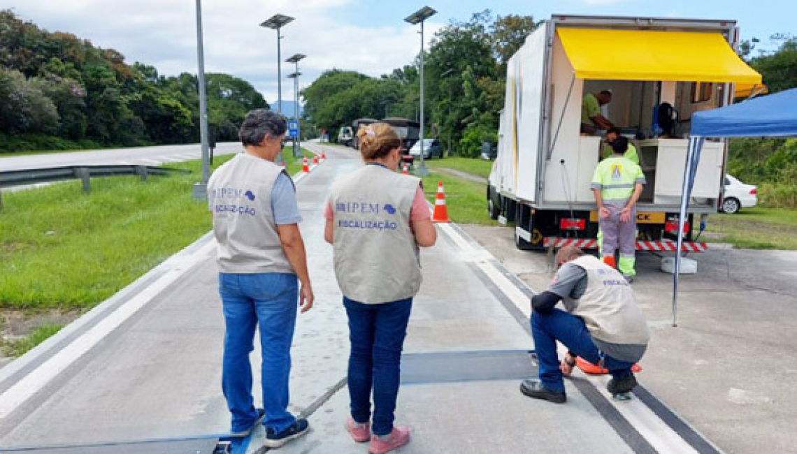 Ipem-SP verifica balança dinâmica na rodovia SP 055, em Bertioga, na Baixada Santista