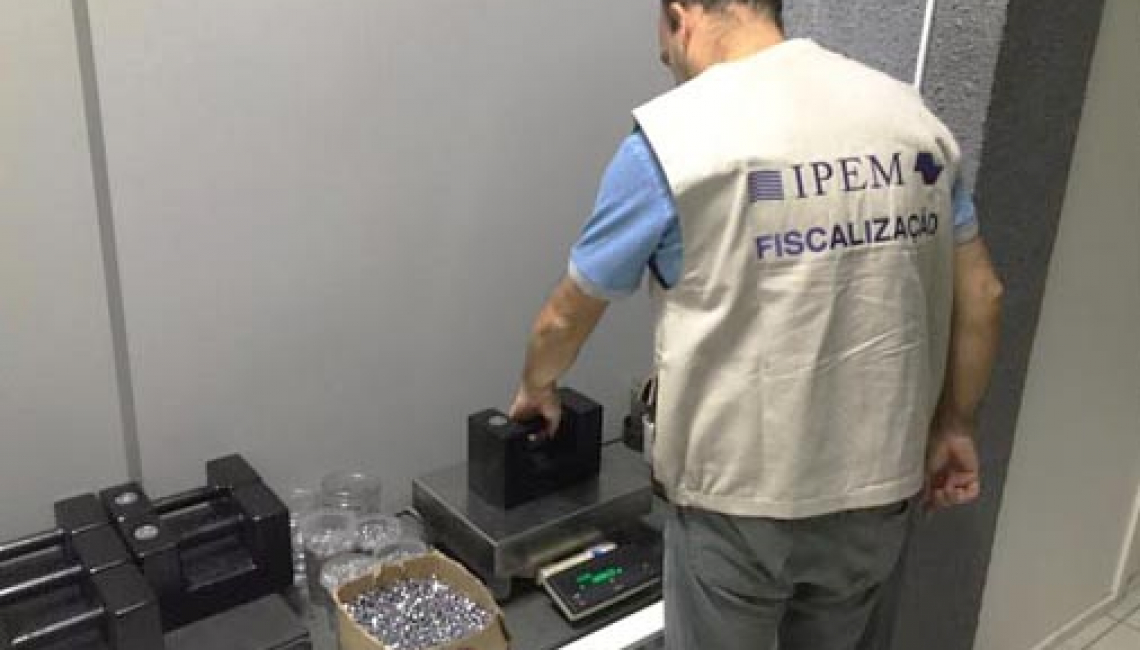 Ipem-SP verifica pesos padrão para indústria e oficinas de manutenção de balanças na zona norte da capital 