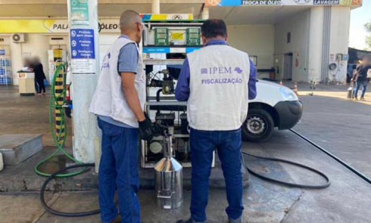 Em Araçatuba, Ipem-SP detecta erros em bombas de combustíveis durante operação Combustível Limpo 