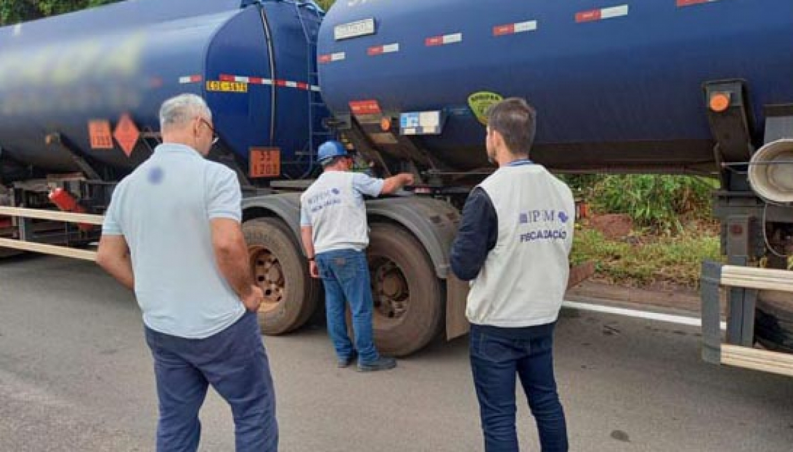 Ipem-SP fiscaliza veículos-tanque e cronotacógrafos na rodovia SP 225, em Pederneiras 