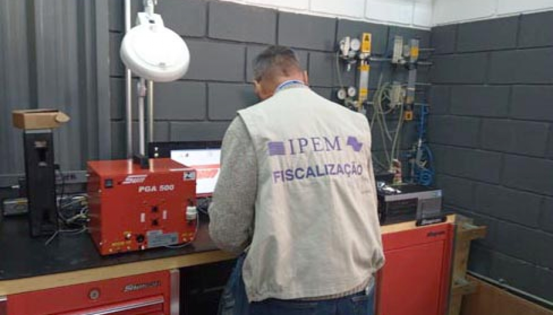 Ipem-SP verifica analisador de gás, em Santa Bárbara d'Oeste