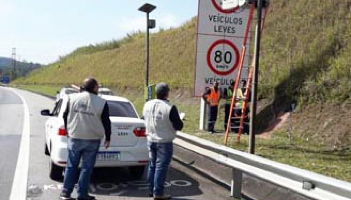 Ipem-SP verifica radar no Rodoanel Mario Covas, em São Bernardo do Campo