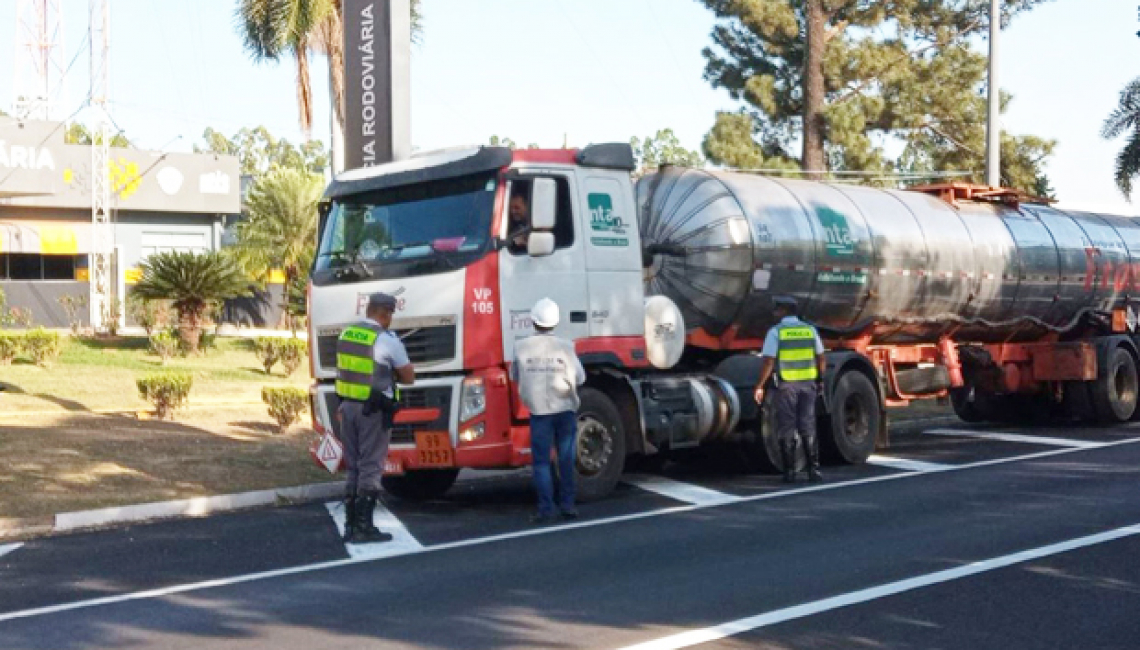 Ipem-SP fiscaliza veículos-tanque e cronotacógrafos na rodovia Marechal Rondon, em Araçatuba