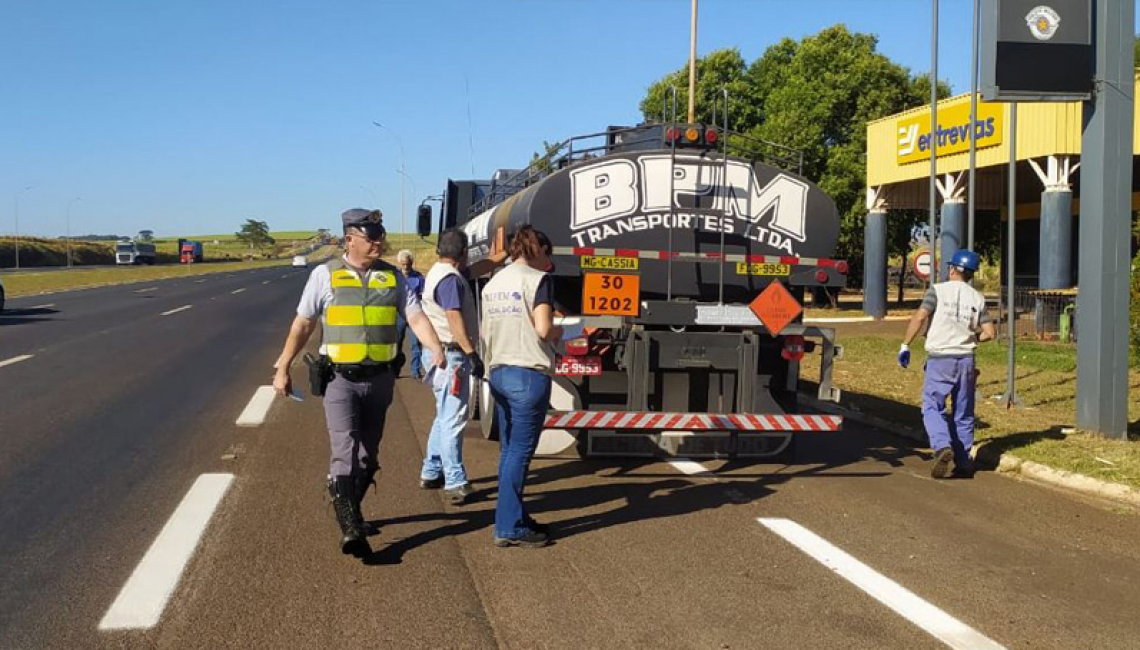 Ipem-SP fiscaliza veículos-tanque e cronotacógrafos na rodovia Anhanguera, em Igarapava