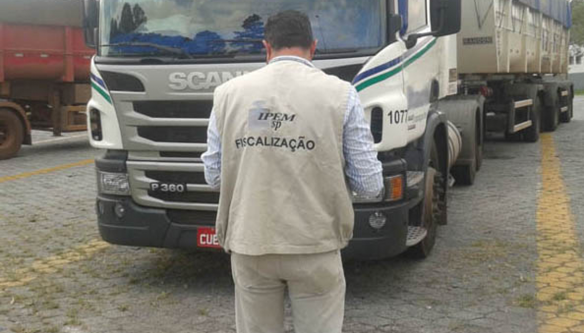 Ipem-SP fiscaliza veículos-tanque e cronotacógrafos, em Piratininga