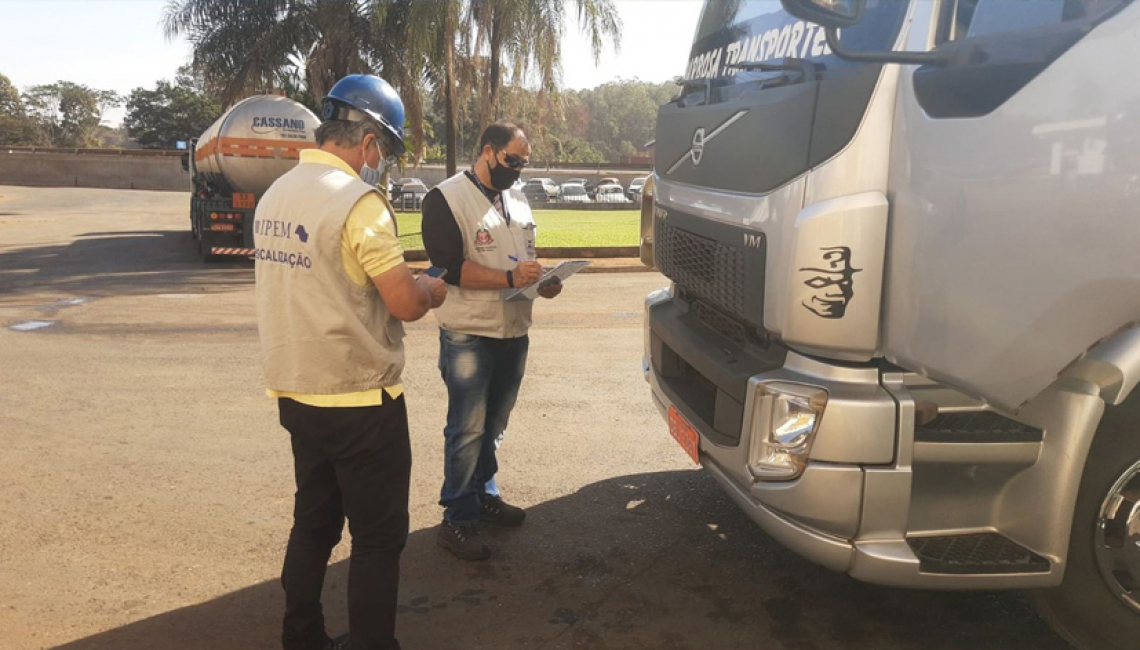 Ipem-SP fiscaliza veículos-tanque e cronotacógrafos na rodovia SP 333, em Barrinhas