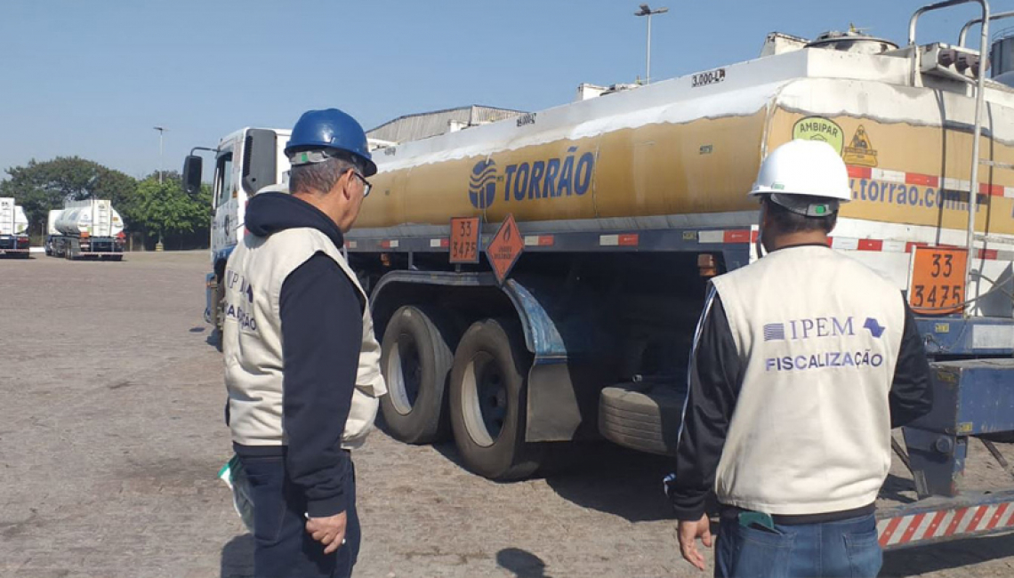 Ipem-SP fiscaliza veículos-tanque e cronotacógrafos em Guarulhos