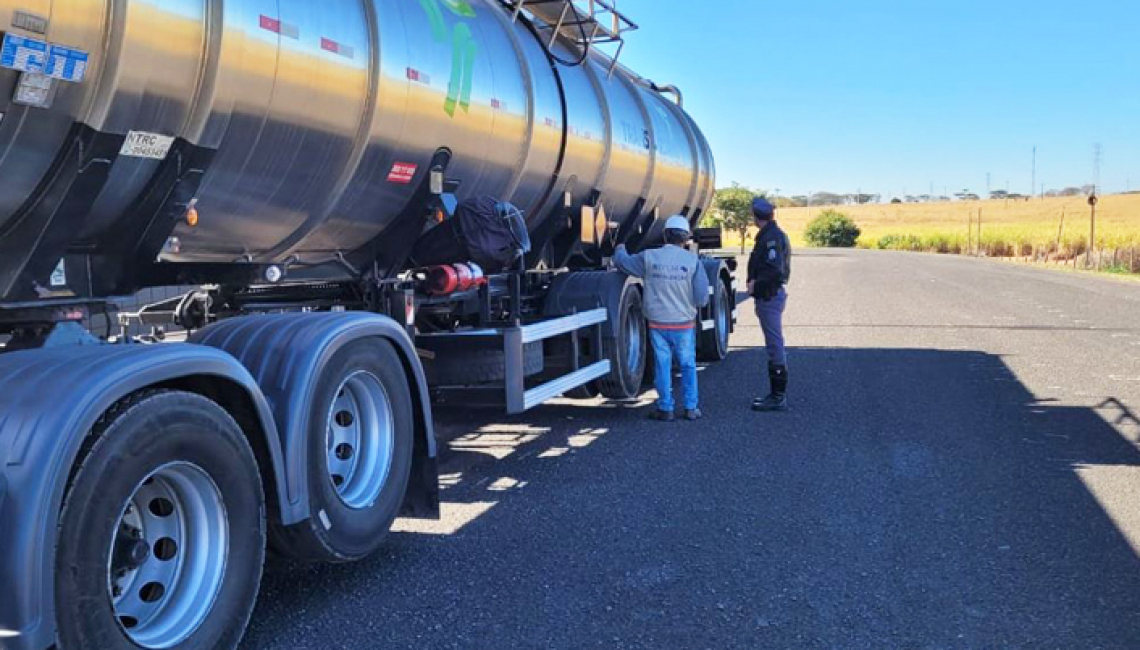 Ipem-SP fiscaliza veículos-tanque e cronotacógrafos na rodovia SP 310, em Cedral