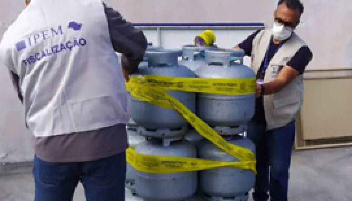 Ipem-SP fiscaliza botijões de gás de cozinha, em São José do Rio Pardo, e encontra irregularidades